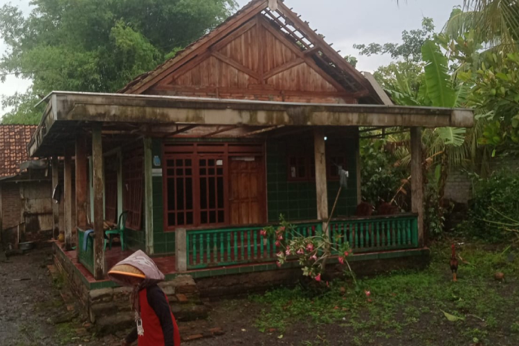 Salah satu rumah warga yang mengalami kerusakan akibat hujan disertai angin kencang. (Foto : Polsek Siliragung for TIMES Indonesia)