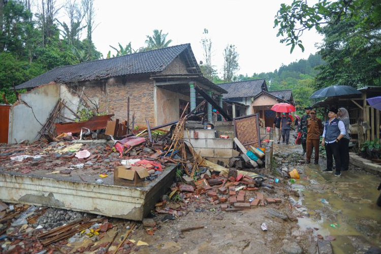 Bupati Trenggalek Mochamad Nur Arifin bersama perwakilan Kemensos dan BPBD Jatim meninjau lokasi longsor yang menyebabkan tiga korban meninggal dan satu luka ringan di Desa Depok, Kecamatan Bendungan, Trenggalek, Senin (3/11/2025). (Foto: Prokopim)