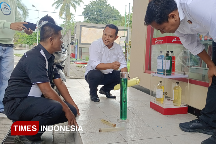 Pemeriksaan kadar oktan (Research Octane Number/RON) dan densitas bahan bakar oleh Satreskrim Polres Bondowoso (FOTO: Moh Bahri/TIMES Indonesia)