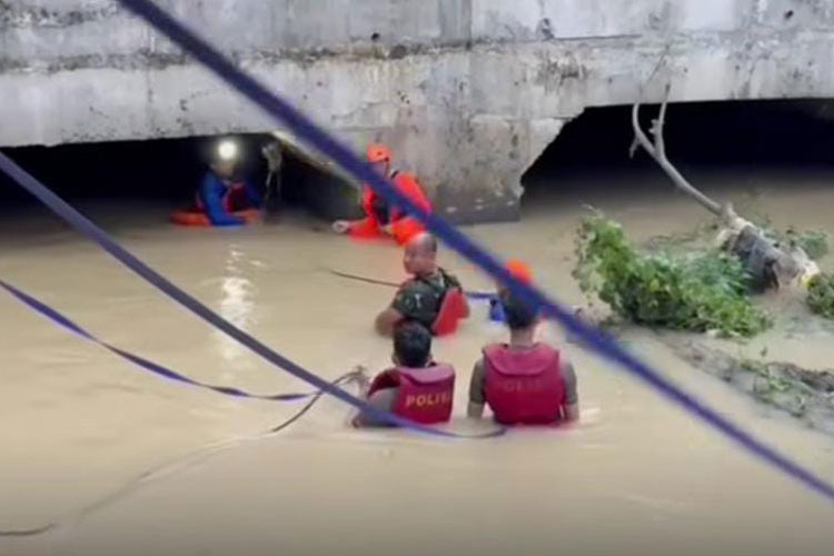 Tim BPBD dan aparat gabungan melakukan pencarian korban bocah hanyut terbawa arus di Kecamatan Kertajati, Majalengka. (FOTO: BPBD Majalengka for TIMES Indonesia)