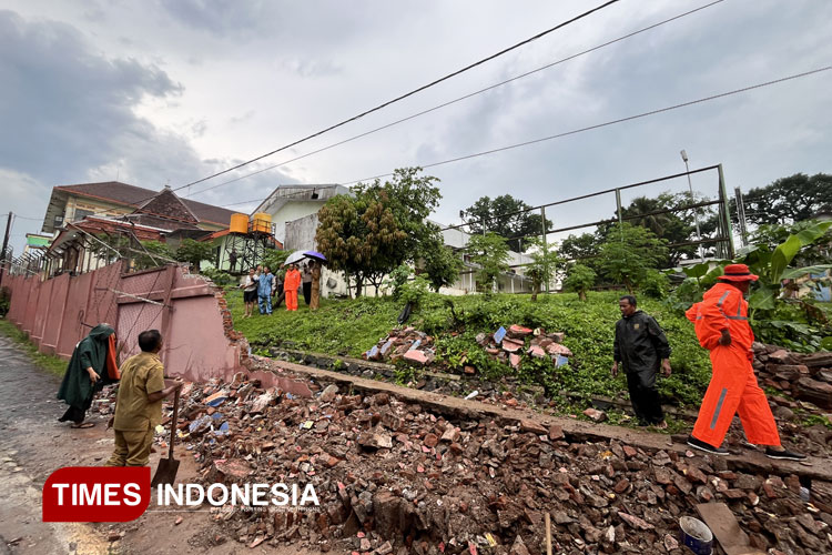 Kondisi tembok belakang milik kantor BPSDM Jatim di Kota Malang yang ambrol saat hujan lebat. (Foto: Rizky Kurniawan Pratama/TIMES Indonesia)