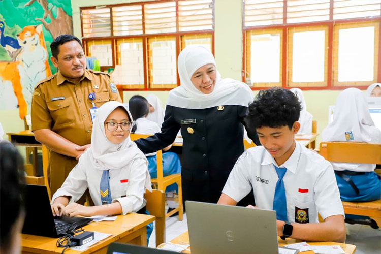 Jatim Laksanakan Tes Kompetensi Akademik, Gubernur Khofifah Pastikan Internet Stabil