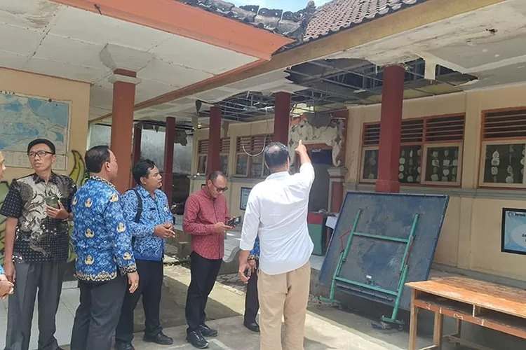 Ketua DPRD Klungkung, Anak Agung Gde Anom bersama Komisi III DPRD melakukan observasi ke SDN Dawan Kaler. (Foto: Dok DPRD Klungkung)r