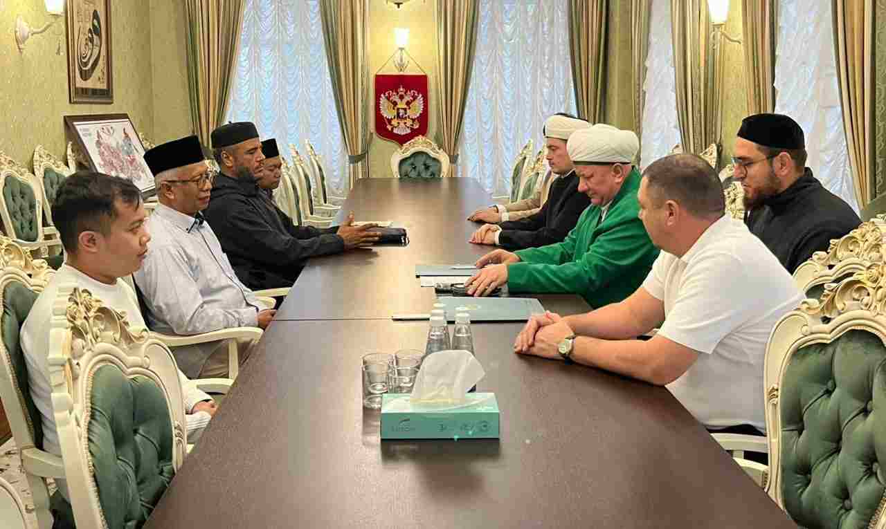 Dr. Isroqunnajah, M.Ag., berdiskusi dengan Albir Krganov, Mufti of Moscow sekaligus Kepala Spiritual Assembly of Russian Muslims dan tim. (Foto: UIN Malang)