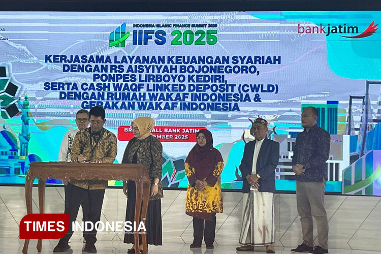 Direktur Utama Bank Jatim Winardi Legowo saat penandatanganan MoU dukungan layanan keuangan syariah dalam IIFS 2025 di Kantor Pusat Bank Jatim, Selasa (4/11/2025). (Foto: Lely Yuana/TIMES Indonesia)