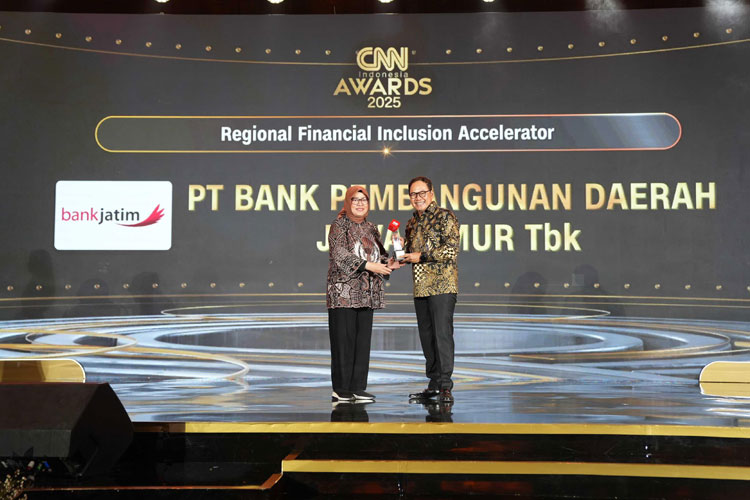 Direktur Utama CNN Indonesia Titin Rosmasari saat penyerahan penghargaan kepada Direktur IT, Digital & Operasional Bank Jatim Wiweko Probojakti pada Jumat malam (31/10/2025). (Foto: Dok. Bank Jatim)