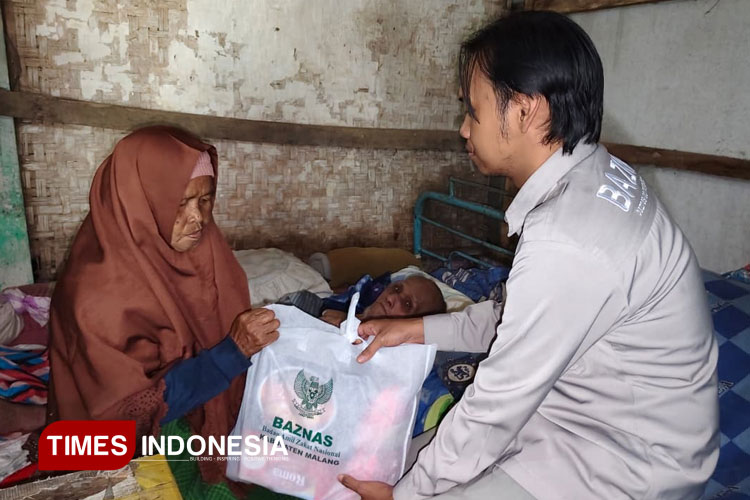 Empati Bagi Pasutri Lansia yang Tinggal di Rumah Tak Layak Huni