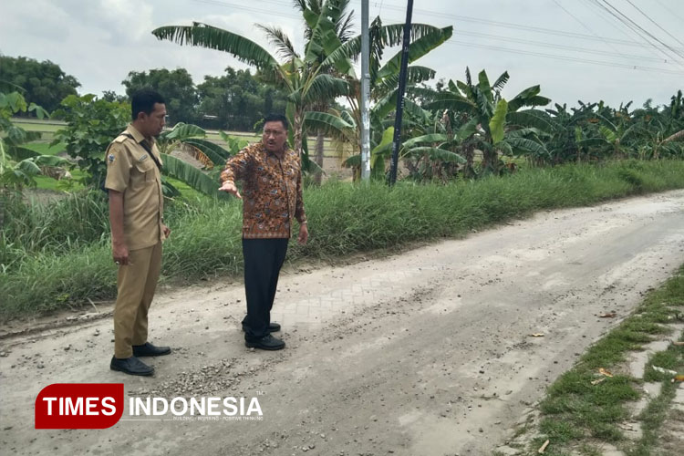 Wakil Ketua DPRD Gresik Mujid Riduan saat sidak jalan rusak di Desa Ngampel Balongpanggang. (Foto: Akmal/TIMES Indonesia)