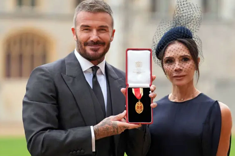 David Beckham bersama istri, Victoria Beckham saat menunjukkan medali tanda gelar Kesatria yang diterima dari Raja Charles. (Foto: bbc)