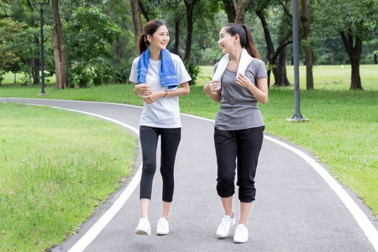 Ilustrasi. Berjalan kaki sebanyak 5.000 hingga 7.500 langkah setiap hari berpotensi memperlambat perubahan otak yang terkait dengan Alzheimer. (Foto: iStock)