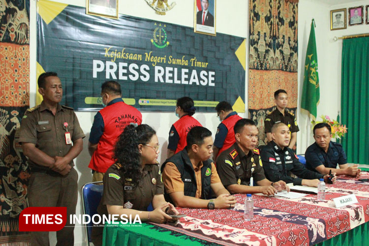 Kejari Sumba Timur tetapkan tiga tersangka dalam dugaan penyimpangan dana hibah KPUD Sumba Timur. (FOTO: Habibudin/TIMES Indonesia)