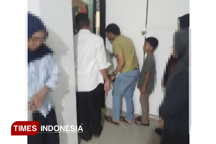 Kadisdik kota Ternate Muhlis Djumadil menggunakan kaos kuning, celana jeans, dan bertopi hitam terciduk oleh awak media  sekitar jam 22.00 WIT, Senin (3/11/2025),  menemui Kasat Reskrim Porles Ternate. (Foto: Haerun Hamid/TIMES Indonesia)