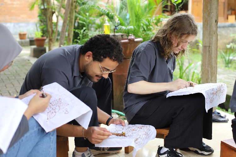Dari Giriloyo Bantul untuk Dunia: Mahasiswa Asing Belajar Membatik dan Kesehatan Kerja
