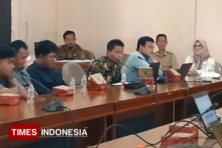 Posnu saat melakukan audensi dengan TAPD dan Banggar DPRD Kota Banjar. (Foto: Susi/Times Indonesia)