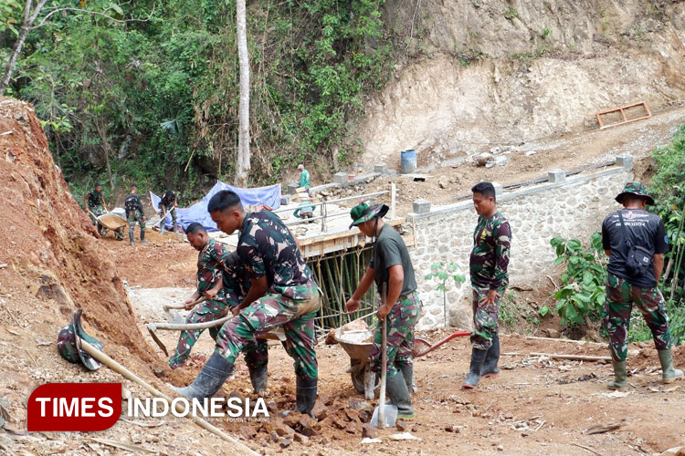 Tempuh Jalan Terjal dan Lereng Curam, Prajurit TNI Menyatu dengan Warga, Bangun Desa Terpencil di Pacitan
