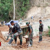 Medan Bukan Halangan, TNI Bersatu dengan Warga Bangun Desa Terpencil di Pacitan