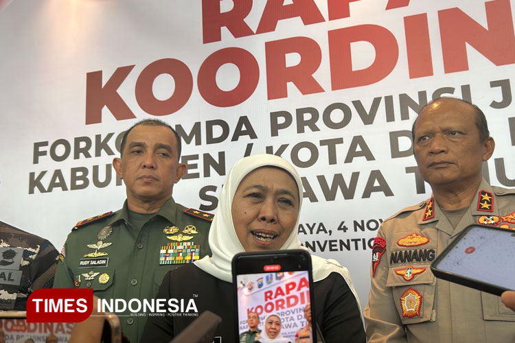 Gubernur Khofifah, Pangdam V Brawijaya, dan Kapolda Jatim usai Rakor Forkopimda di Grand City Surabaya, Selasa (4/11/2025). (Foto: Lely Yuana/TIMES Indonesia)