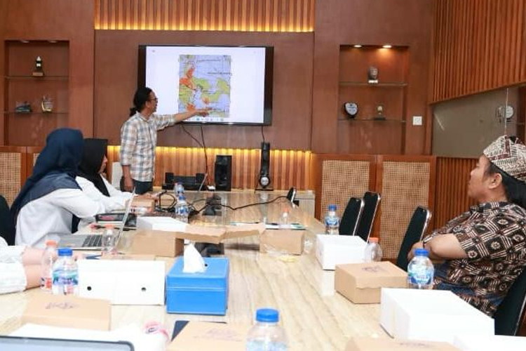 Sejarawan dari Universitas Gadjah Mada (UGM) Dr. Sri Margana saat melakukan ekskavasi penyelamatan di Situs Macan Putih. (Foto: Humas Pemkab for TIMES Indonesia)