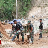 Tempuh Jalan Terjal dan Lereng Curam, Prajurit TNI Menyatu dengan Warga untuk Bangun Desa Terpencil di Pacitan