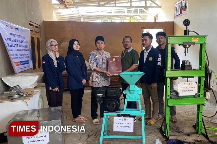 Tim BEM Berdampak UTM saat serah terima inovasi teknologi tepat guna pengolah limbah biomass menjadi energi terbarukan di desa Lapa Daya Kabupaten Sumenep (FOTO: UTM)