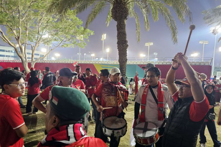 Para pendukung timnas Indonesia di Qatar bersiap menyaksikan pertandingan Piala Dunia U17 2025 antara Indonesia U17 melawan Zambia di Aspire Academy, Doha, Selasa (4/11/2025). (FOTO: ANTARA/RAUF ADIPATI)