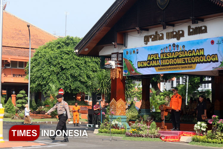 Wakil Bupati Mojokerto, Moch. Rizal Octavian saat memimpin Apel Kesiapsiagaan Bencana Hidrometeorologi di Halaman Pemkab Mojokerto, Selasa (4/11/2025). (Foto: Dok. TIMES Indonesia)