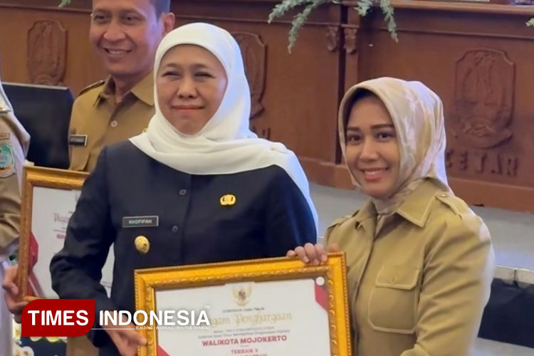 Wali Kota Mojokerto Ika Puspitasari pada saat menerima penghargaan Siskamling Terbaik V Jatim 2025 di Surabaya, Selasa (4/11/2025). (Foto: Dok. TIMES Indonesia)