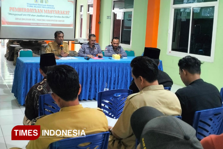 Warga Pesisir Gresik Diedukasi Hukum UU ITE, Diminta Bijak Bermedsos