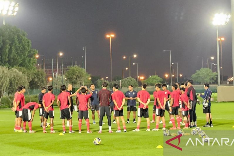 Timnas Indonesia U-17 memulai latihan di lapangan latihan Stadion Al Thumama, Doha, Qatar, Senin (3/11/2025). (ANTARA/RAUF ADIPATI)