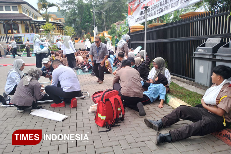 BBPPKS Bandung menggelar kegiatan Simulasi Sekolah Rakyat Aman Bencana (SRAB) di Sekolah Rakyat Menengah Atas (SRMA) 14 (FOTO: Djarot/TIMES Indonesia)