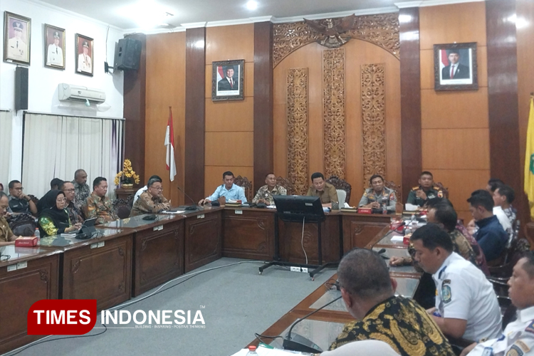 Bupati Sidoarjo Subandi bersama Forkopimda dan OPD terkait saat rapat koordinasi terkait polemik tembok pembatas di kawasan Mutiara City dan Regency. (FOTO: Syaiful Bahri/TIMES Indonesia)