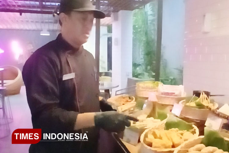 Chef Wayan Tirta saat memperkenalkan menu-menu angkringan di Liberta International Hotel Seminyak Bali. (FOTO: Susi/TIMES Indonesia)