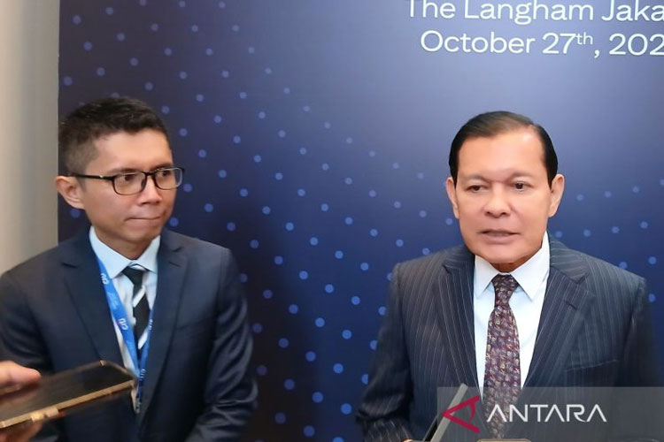 CEO Citibank, N.A., Indonesia (Citi Indonesia) Batara Sianturi (kanan) dan Chief Economist Citi Indonesia Helmi Arman (kiri)  saat ditemui pada acara Citi Data Centre Day 2025 di Jakarta, Senin (27/10/2025).  (FOTO: ANTARA/Uyu Septiyati Liman)