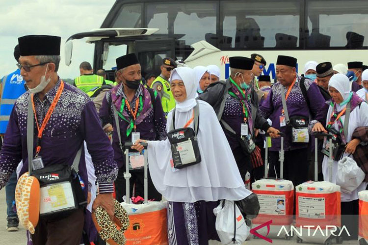 Jemaah calon haji Embarkasi Lombok Nusa Tenggara Barat saat akan berangkat ke Tanah Suci Mekkah, Arab Saudi. (Foto:dok ANTARA/Nur Imansyah.