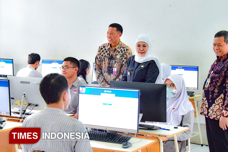 Gubernur Khofifah bersama Staf Ahli Bidang Regulasi dan Hubungan Antara Lembaga Kemendikdasmen Biyanto saat meninjau TKA di SMA Negeri 5 Surabaya, Rabu (5/11/2025). (Foto: Dok.Humas Pemprov Jatim/TIMES Indonesia)