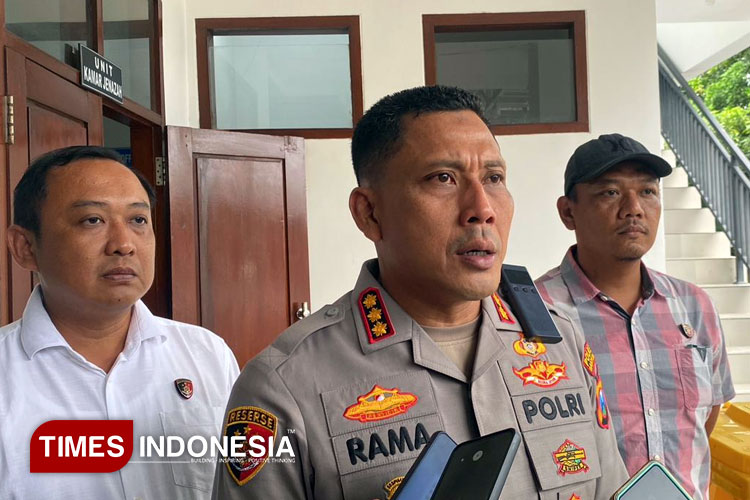 Kapolresta Banyuwangi, Kombes Pol. Rama Samtama Putra ketika melihat proses otopsi di RSUD Blambangan. (Foto : Anggara Cahya/TIMES Indonesia)