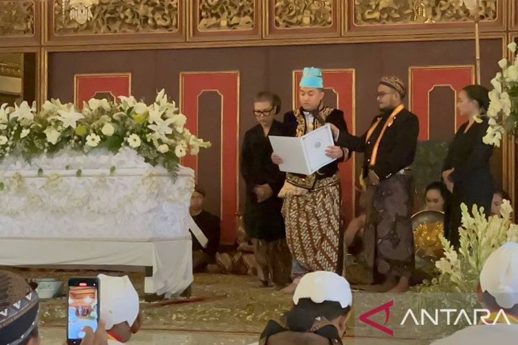 Putra mahkota Keraton Kasunanan Surakarta Hadiningrat KGPAA Hamengkunegoro atau akrab disapa Gusti Purboyo memproklamirkan diri sebagai Paku Buwono (PB) XIV jelang pemberangkatan jenazah PB XIII ke Makan Raja-Raja Mataram di Imogiri, Bantul.