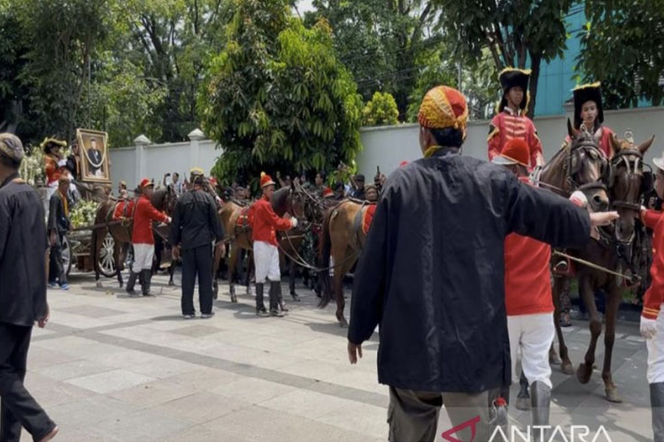 Kereta kuda yang membawa jenazah PB XIII tiba di Loji Gandrung Solo, Jawa Tengah, Rabu (5/11/2025). (ANTARA/Aris Wasita)