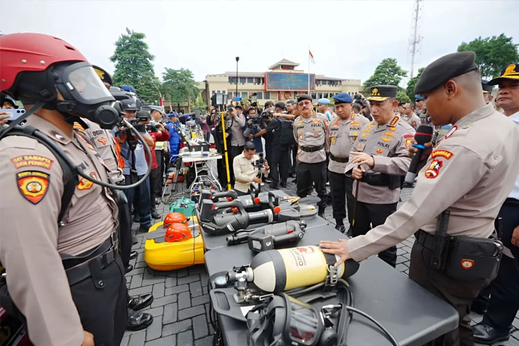 Kapolri Jenderal Pol Listyo Sigit Prabowo (kedua kanan) meninjau kesiapan jajaran dalam Apel Kesiapan Tanggap Darurat Bencana di Lapangan Mako Brimob Polri Depok, Rabu (5/11/2025) (FOTO: Divisi Humas Polri/ANTARA)