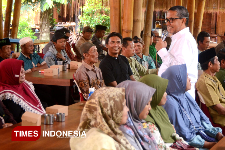 Mahdi, anggota DPRD Komisi C Jatim saat memberi sambutan di Sosialisasi pendidikan Desa Pesawahan, Kabupaten Probolinggo, Rabu (5/11/2025). (Adhitya Hendra/TIMES Indonesia).