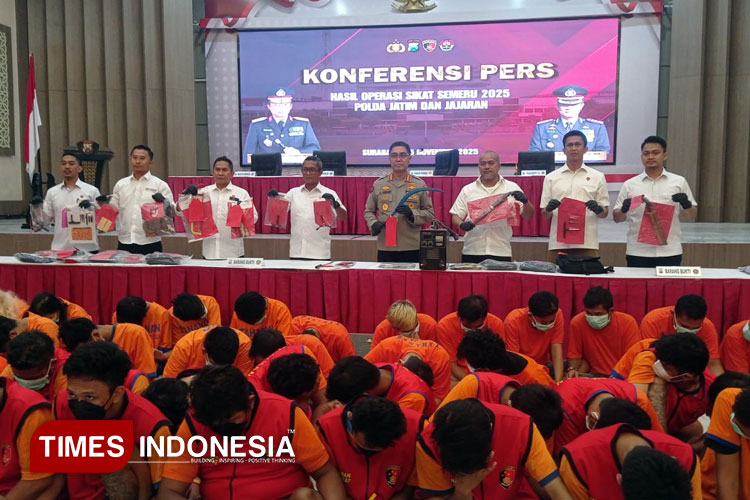 Operasi Sikat Semeru 2025 menangkap pelaku curanmor dan kejahatan lainnya. Pelaku yang berhasil diamankan 1.135 pelaku dari hasil ungkap 1.443 kejahatan, Rabu (5/11/2025). (Foto: Hamida Soetadji/TIMES Indonesia)