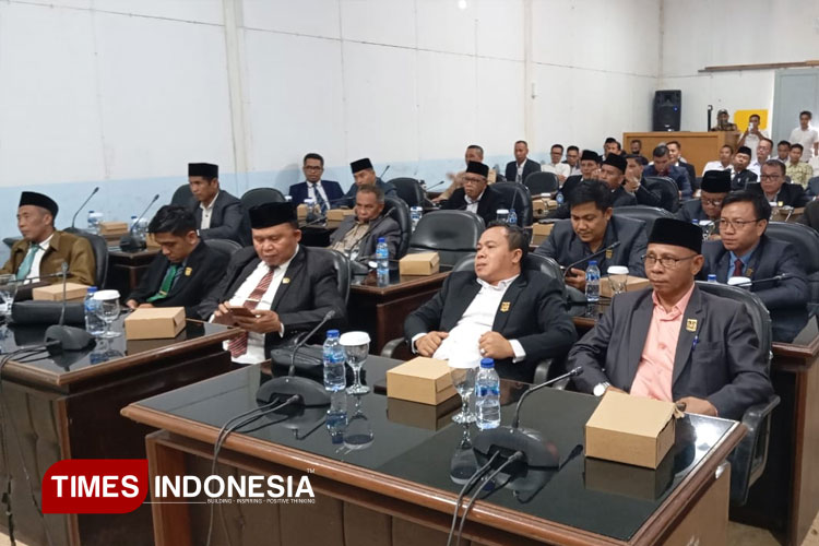 Para-anggota-dewan-yang-hadir-pada-rapat-paripurna.jpg