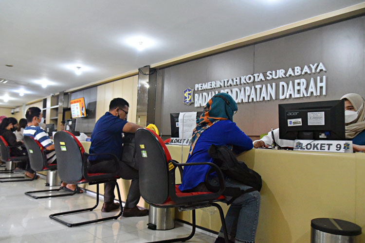 Pelayanan di kantor Bapenda Kota Surabaya. (Foto: Diskominfo Surabaya)