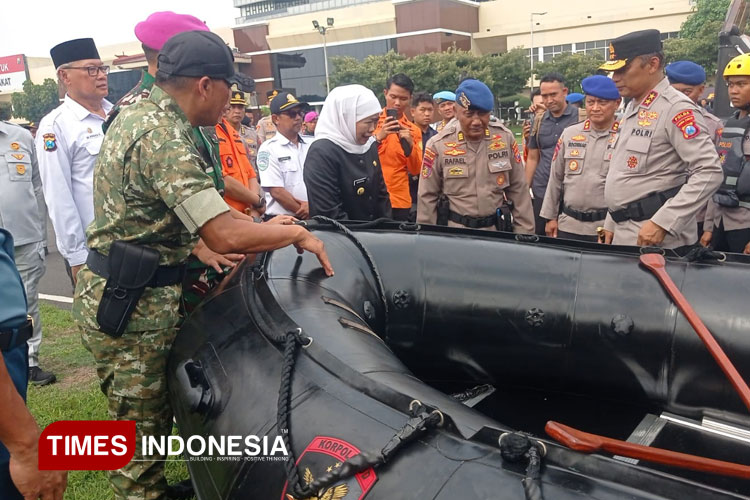 Kapolda Jatim Irjen Pol Nanang Avianto saat meninjau kesiapan personel dan pengecekan sarana prasarana di lapangan Mapolda Jatim, Rabu (5/11/2025). (Foto: Hamida Soetadji/TIMES Indonesia)