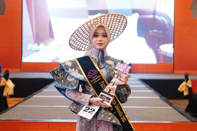 Zara Qoreena, Santri Jombang yang Raih Dua Gelar Putri Remaja