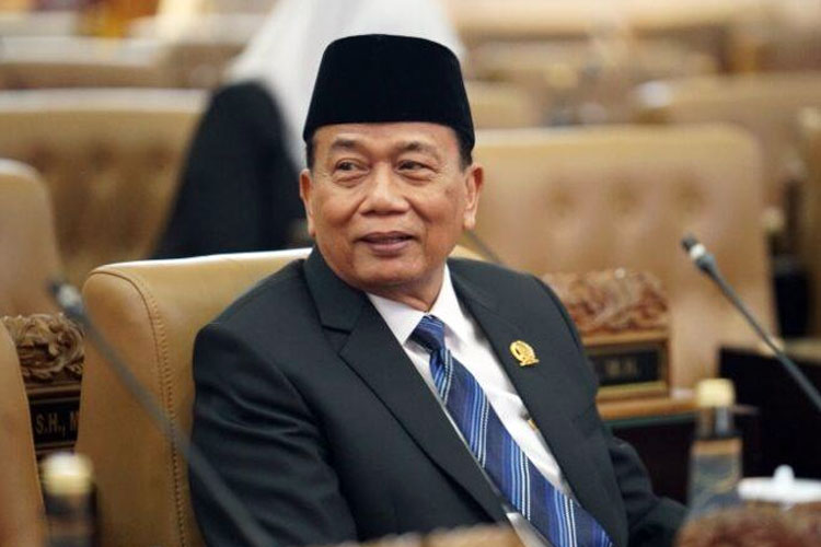 Juru Bicara Komisi E DPRD Jatim, Rasiyo menyoroti alokasi dana Kesra yang terpangkas Rp933 miliar akibat penurunan TkD dan menuntut target kinerja tetap tercapai oleh OPD Mitra. (Foto: Humas DPRD Jatim)