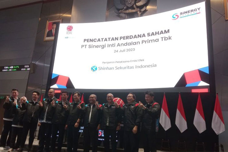 Direktur Utama PT Sinergi Inti Andalan Prima Tbk (INET) atau Sinergy Networks Muhammad Arif dan jajaran direksi lainnya dalam pencatatan saham perdana di Bursa Efek Indonesia (BEI), Jakarta. (FOTO:  ANTARA/Muhammad Heriyanto)