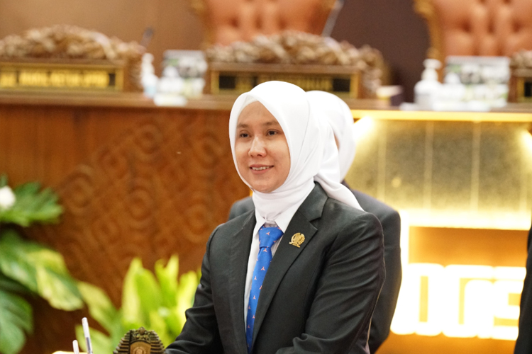 Wakil Ketua DPRD Jatim, Sri Wahyuni, memimpin rapat paripurna yang menyetujui pembentukan Pansus Kinerja BUMD, sebagai langkah memaksimalkan pengawasan dan akuntabilitas perusahaan daerah. (Foto: Humas DPRD Jatim)