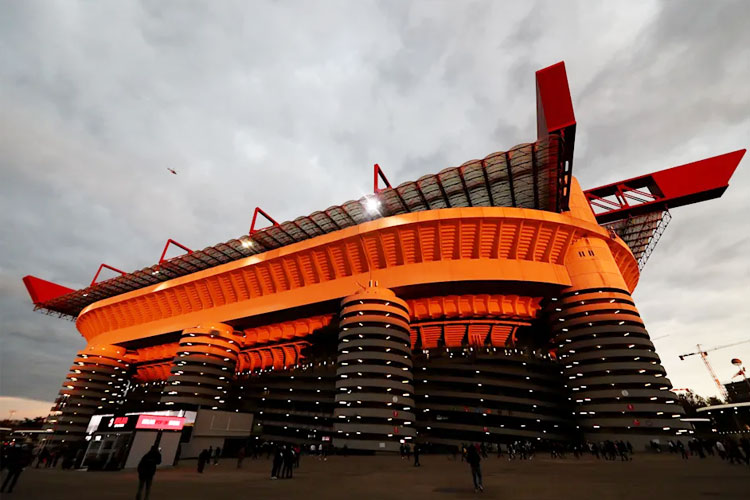 Stadion San Siro telah menjadi rumah bagi Inter Milan dan AC Milan sejak 1947, dan menjadi saksi kejayaan keduanya di Eropa.
