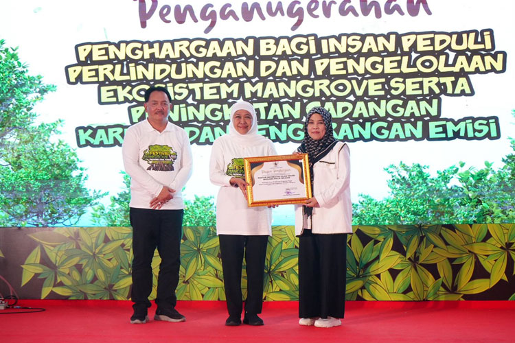Rektor UIN Malang Prof Ilfi Nur Diana saat menerima penghargaan dari Gubernur Jawa Timur, Khofifah Indar Parawansa, atas kontribusi UIN Malang dalam bidang perlindungan dan pengelolaan lingkungan hidup. (FOTO: Istimewa)